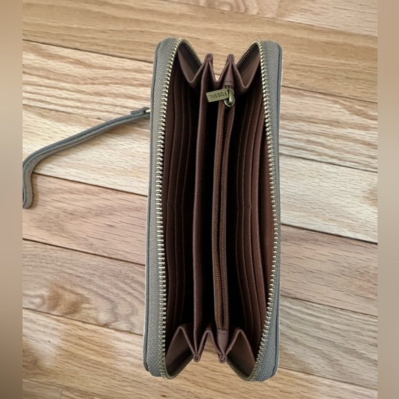 Fossil wristlet - Picture 3 of 3